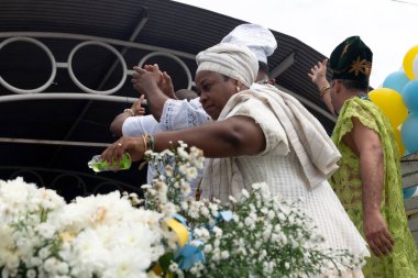Brezilya 'nın Bahia kentindeki Santo Amaro da Purificao kentindeki bir terreiro' da dini bir kutlama sırasında Candomble dininin üyeleri görülüyor..