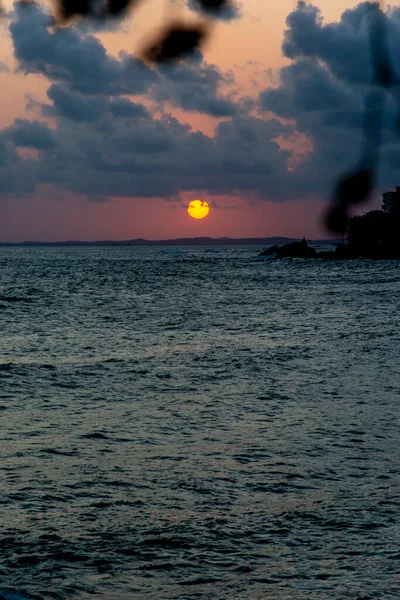 Dramatisk Solnedgång Stranden Med Livfulla Färger Salvador Bahia Brasilien — Stockfoto
