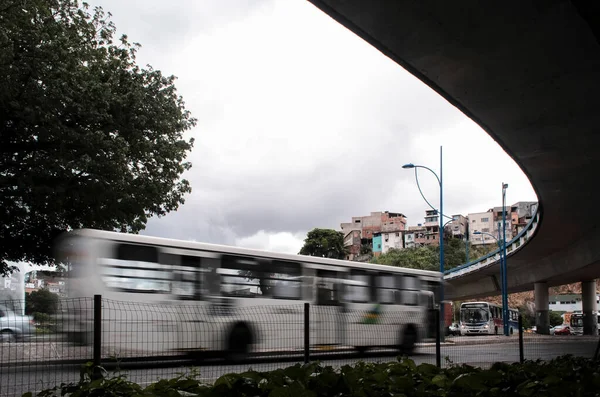 公共汽车在街上低速行驶时被截住了 巴西巴伊亚州萨尔瓦多市 — 图库照片