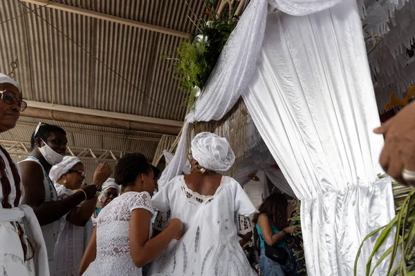 Brezilya 'nın Bahia kentindeki Santo Amaro da Purificao kentindeki bir terreiro' da dini bir kutlama sırasında Candomble dininin üyeleri görülüyor..