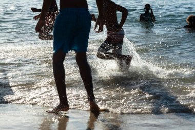 Salvador, Bahia, Brezilya - 09 Mart 2019: Salvador Bahia 'daki Ribeira plajındaki insanlar suda eğleniyorlar.