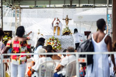  Sadık insanlar, Salvador, Bahia 'daki ünlü Senhor do Bonfim kilisesinde toplandı ve yeni bir yıl için dua ettiler..