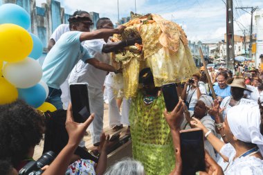  Brezilya 'nın Bahia kentindeki Santo Amaro da Purificao kentindeki bir terreiro' da dini bir kutlama sırasında Candomble dininin üyeleri görülüyor..
