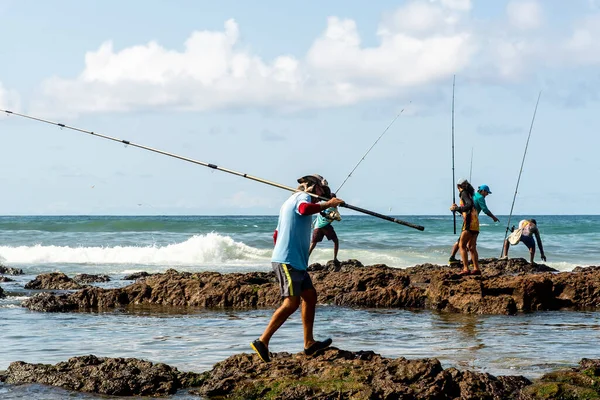 Salvador Bahia Brasilien Oktober 2021 Fiskare Med Fiskespö Klipporna Som — Stockfoto