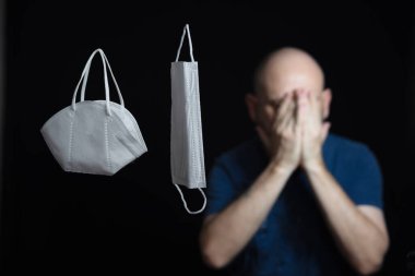 Covid-19 'a karşı iki koruyucu maskenin portresi ve siyah arka plana güvenen bir adam. Salvador, Bahia, Brezilya.