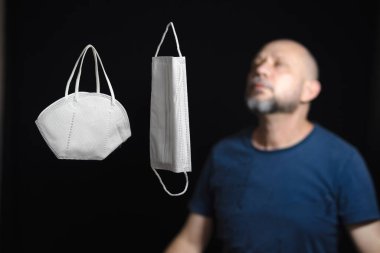 Covid-19 'a karşı iki koruyucu maskenin portresi ve siyah arka plana güvenen bir adam. Salvador, Bahia, Brezilya.