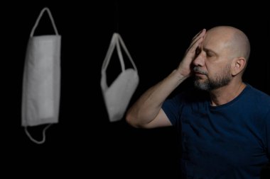 Covid-19 'a karşı iki koruyucu maskenin portresi ve siyah arka plana güvenen bir adam. Salvador, Bahia, Brezilya.