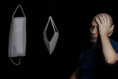 Covid-19 'a karşı iki koruyucu maskenin portresi ve siyah arka plana güvenen bir adam. Salvador, Bahia, Brezilya.