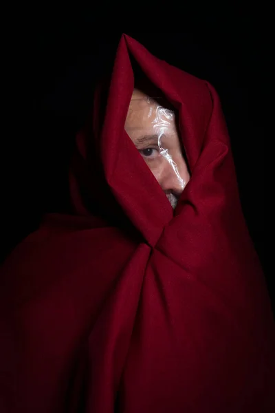 Hombre Cubierto Tela Roja Con Plástico Cara Contra Fondo Negro — Foto de Stock