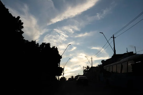 Gebäudesilhouette Masten Und Drähte Gegen Dramatischen Sonnenuntergang Stadt Salvador Bahia — Stockfoto