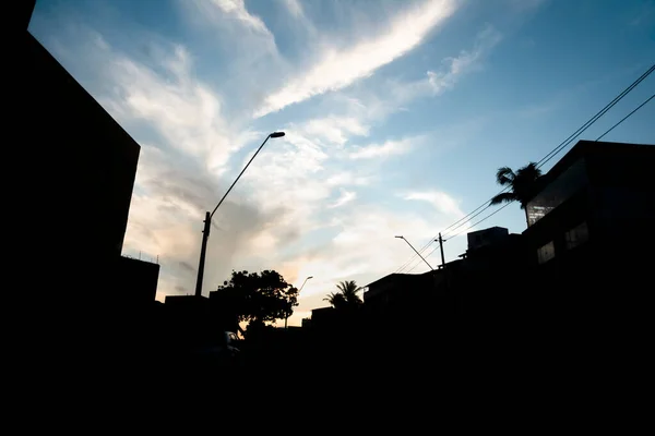 Gebäudesilhouette Masten Und Drähte Gegen Dramatischen Sonnenuntergang Stadt Salvador Bahia — Stockfoto