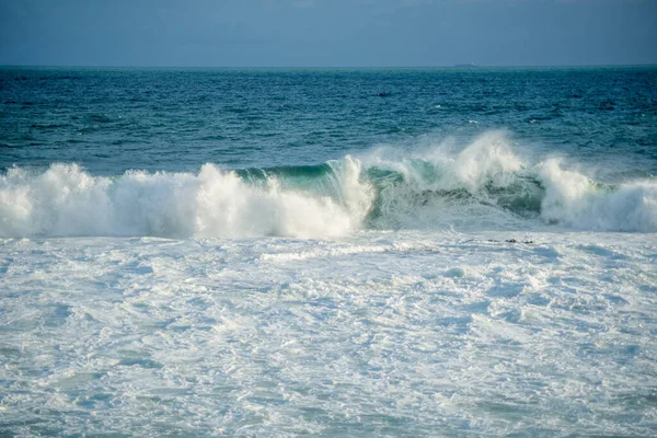 海浪在海滩上猛烈冲撞 巴西巴伊亚州萨尔瓦多市 — 图库照片