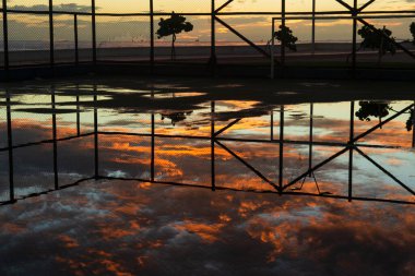 Dramatik turuncu günbatımına karşı spor salonu silueti. Salvador, Bahia, Brezilya.