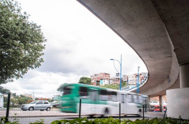 Otobüs caddede düşük hızda giderken yakalandı. Salvador, Bahia, Brezilya.