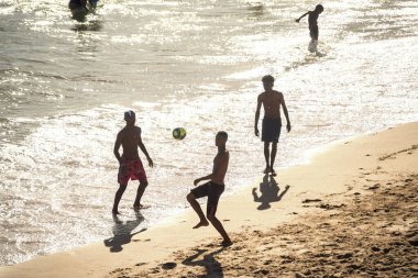  Salvador 'daki Paciencia plajında insanlar yürüyüp plaj futbolu oynayarak eğleniyorlar..