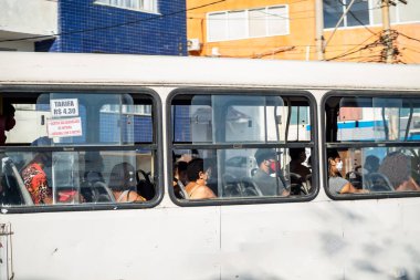 Salvador, Bahia, Brezilya - 01 Kasım 2021: Salvador, Bahia 'da otobüsün içinde covid-19' a karşı koruyucu maske takan yolcular.