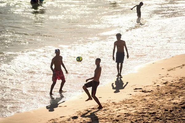 Люди Пляже Paciencia Сальвадоре Весело Прогуливаются Играют Пляжный Футбол — стоковое фото