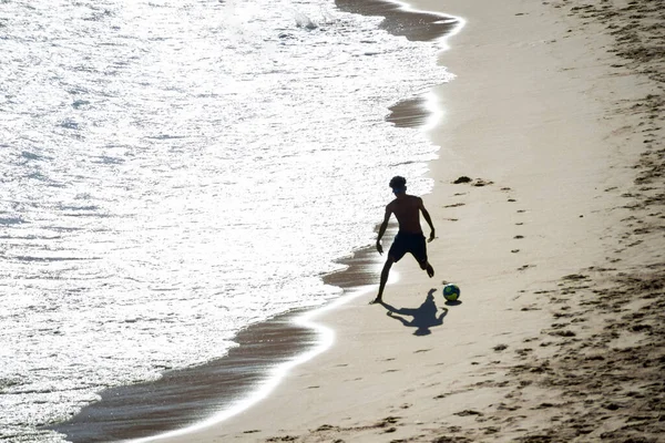 살바도르의 해변에 사람들은 축구를 즐기며 즐겁게 지낸다 — 스톡 사진