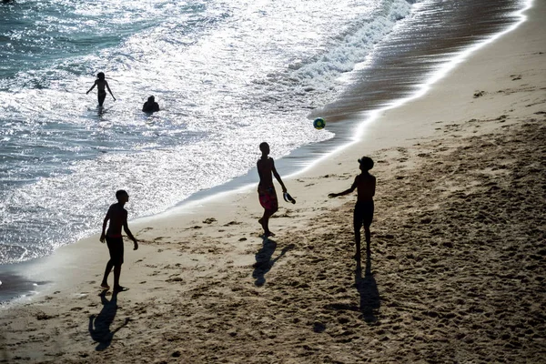 萨尔瓦多Paciencia海滩的人们散步和玩海滩足球很开心 — 图库照片