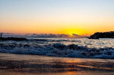 Sahilde canlı renklerle dramatik bir gün batımı. Salvador, Bahia, Brezilya.