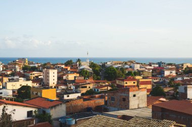Gökyüzüne karşı şehir manzarası yukarıdan. Salvador, Bahia, Brezilya.