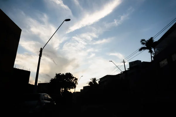 Gebäudesilhouette Masten Und Drähte Gegen Dramatischen Sonnenuntergang Stadt Salvador Bahia — Stockfoto