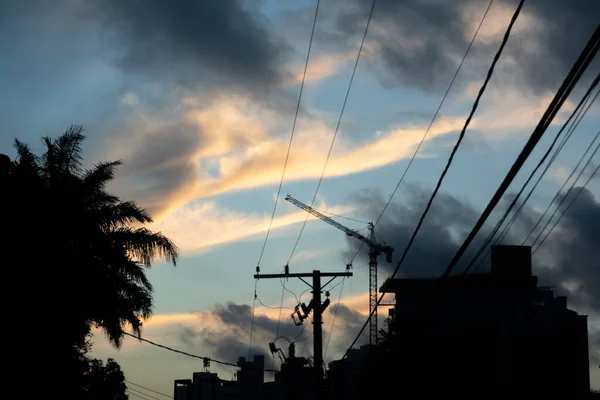 Binaların Evlerin Direklerin Kabloların Ağaçların Gölgesi Dramatik Günbatımına Karşı Salvador — Stok fotoğraf