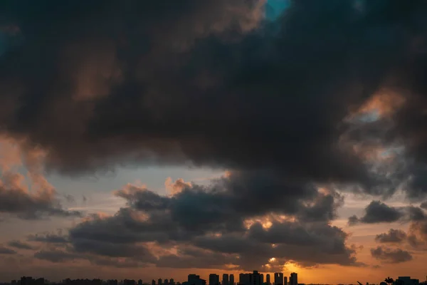 劇的でカラフルな夕日 ブラジル バヒアの首都サルバドール市 — ストック写真