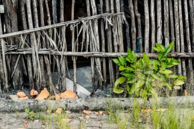 Brezilya 'nın Bahia kentindeki Aratuipe şehrinde seramik inşaatın çömlek cephesi.