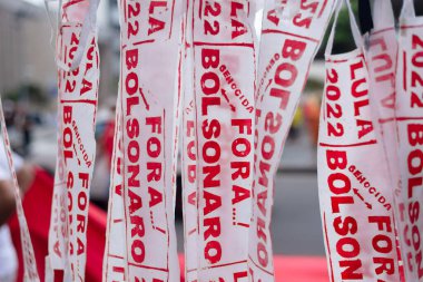 Salvador, Bahia, Brezilya - 02 Ekim 2021: Bahia, Brezilya 'nın başkenti Salvador' da düzenlenen protestoda Fora Bolsonaro 'nun sözlerinin yazılı olduğu afişler ve gömlekler.