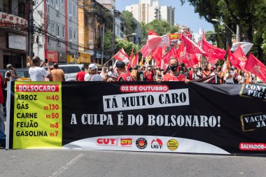 Salvador, Bahia, Brezilya - 02 Ekim 2021: Brezilya Cumhurbaşkanı Jair Bolsonaro 'nun Salvador kentindeki hükümetine karşı pankart ve posterlerle protestolar düzenledi.
