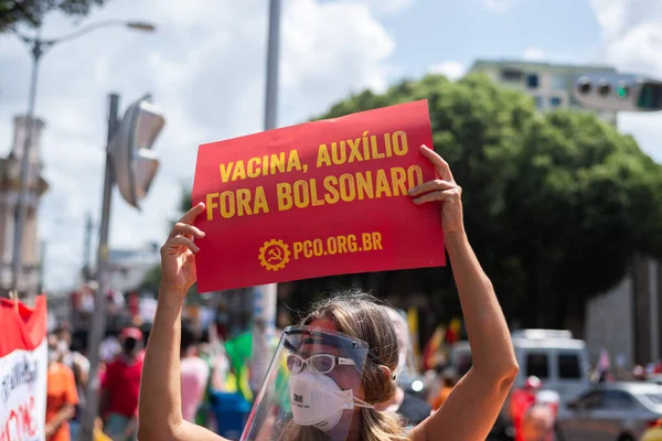 ブラジルのバヒア州サルバドール 2021年10月2日 ブラジル人はサルバドール市のJair Bolsonaro大統領に対してバナーやポスターで抗議する — ストック写真