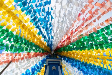  Brezilya 'nın Bahia kentindeki Taperoa şehrindeki Festa Junina de Sao Joao için dekore edilmiş bir meydan manzarası.