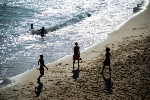 萨尔瓦多 巴西巴伊亚州巴伊亚州 2021年11月1日 萨尔瓦多Paciencia海滩上的人们散步和玩沙滩足球很开心 — 图库照片