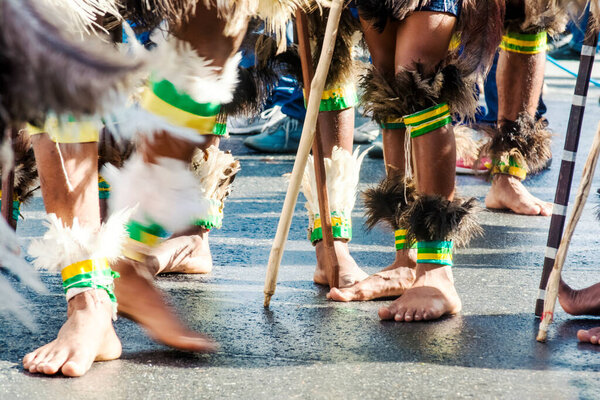 Сальвадор, Баия, Бразилия - 2 июля 2015 г.: во время парада за независимость Баия в районе Лапинья в Сальвадоре можно увидеть коренных народов.