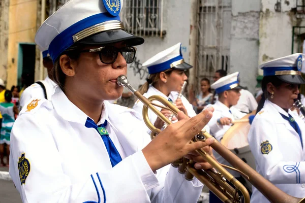 萨尔瓦多 巴西巴伊亚州 巴伊亚州 2015年7月2日 在萨尔瓦多拉皮尼亚社区的巴伊亚州独立游行中可以看到音乐家 — 图库照片