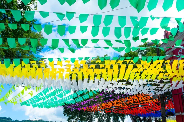 Cachoeira, Bahia, Brezilya - 26 Haziran 2019: Bahia 'nın Cachoeira kentindeki Sao Joao partisinin dekorasyonu için renkli bayraklar.