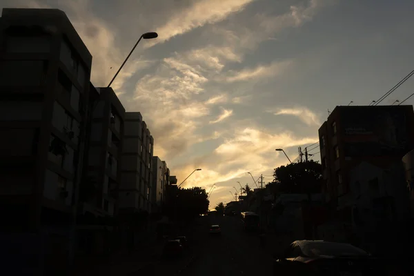 Silhouet Van Gebouwen Palen Draden Tegen Dramatische Zonsondergang Stad Salvador — Stockfoto