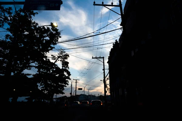 Silhouette Bâtiments Maisons Poteaux Fils Arbres Contre Coucher Soleil Spectaculaire — Photo