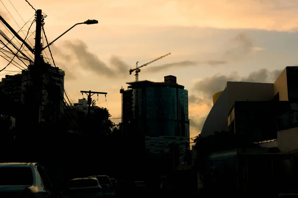 Silhouette Von Gebäuden Häusern Masten Drähten Und Bäumen Vor Dramatischem — Stockfoto