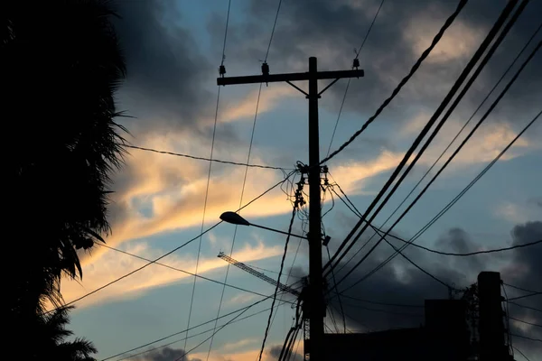 建筑物 电线杆 电线和树木的轮廓 以抵御引人注目的日落 巴西巴伊亚州萨尔瓦多市 — 图库照片