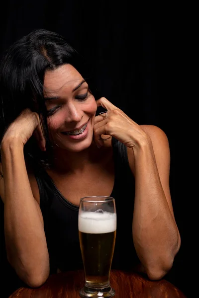 Retrato Uma Mulher Com Copo Cerveja Contra Fundo Preto Salvador — Fotografia de Stock