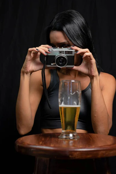 Retrato Uma Mulher Com Câmera Fotográfica Contra Fundo Preto Salvador — Fotografia de Stock