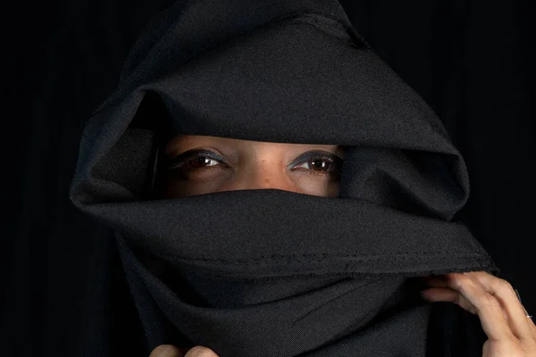Retrato Una Mujer Con Hiyab Sobre Fondo Negro Salvador Bahía — Foto de Stock