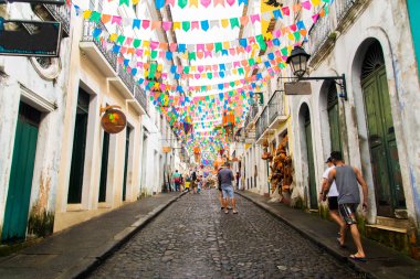 Salvador, Bahia, Brezilya - 20 Haziran 2019: Pelourinho, Bahia 'daki Salvador Tarihi Merkezi' nde Sao Joao bayramını süsleyen renkli bayraklar.