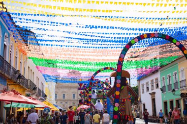 Salvador, Bahia, Brezilya - 20 Haziran 2019: Pelourinho, Bahia 'daki Salvador Tarihi Merkezi' nde Sao Joao bayramını süsleyen renkli bayraklar.
