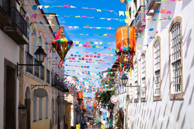 Salvador, Bahia, Brezilya - 20 Haziran 2019: Pelourinho, Bahia 'daki Salvador Tarihi Merkezi' nde Sao Joao bayramını süsleyen renkli bayraklar.
