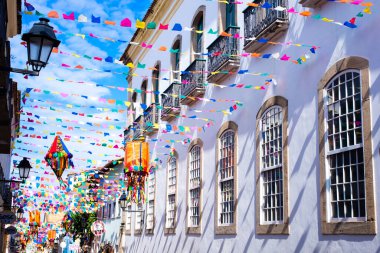 Salvador, Bahia, Brezilya - 20 Haziran 2019: Pelourinho, Bahia 'daki Salvador Tarihi Merkezi' nde Sao Joao bayramını süsleyen renkli bayraklar.