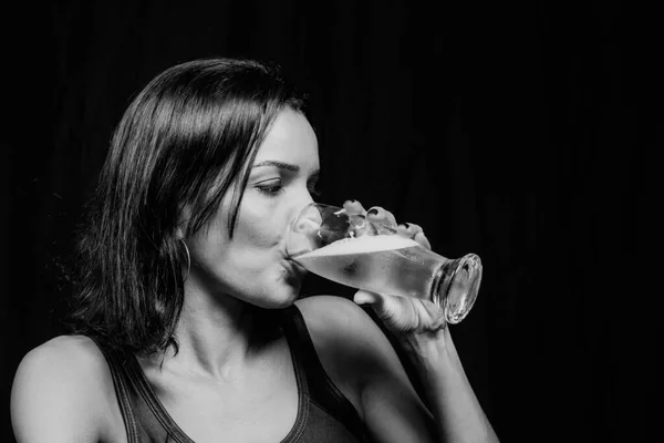 Retrato Preto Branco Uma Mulher Bebendo Água Vidro Contra Fundo — Fotografia de Stock