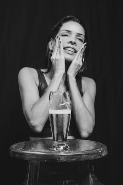 黒と黒の背景に液体と女性とガラスの白の肖像画 サルバドール バイーア ブラジル — ストック写真